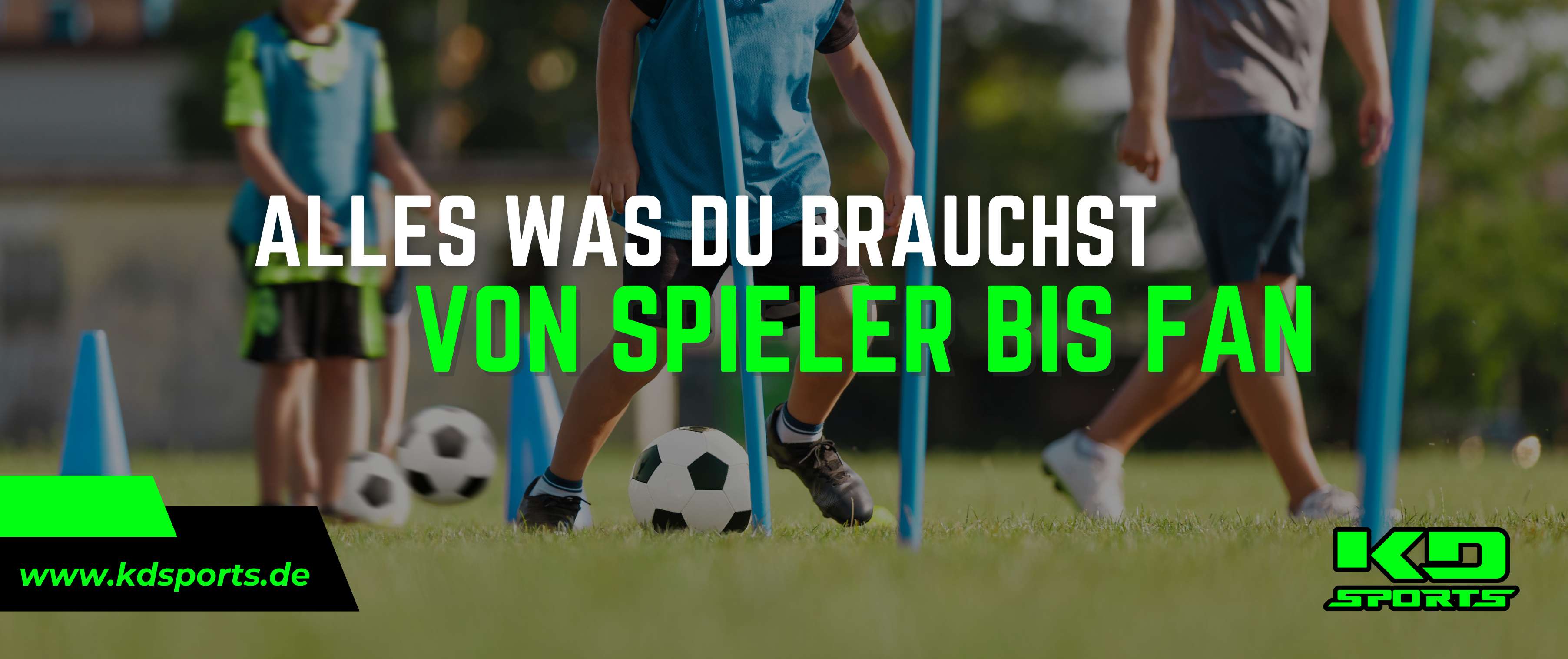 KD Sports Werbebanner: Drei Kinder beim Fußballtraining auf einem Rasenplatz mit Bällen und Hütchen. Slogan: 'Alles was du brauchst von Spieler bis Fan'. Inklusive KD Sports Logo und Webseite.